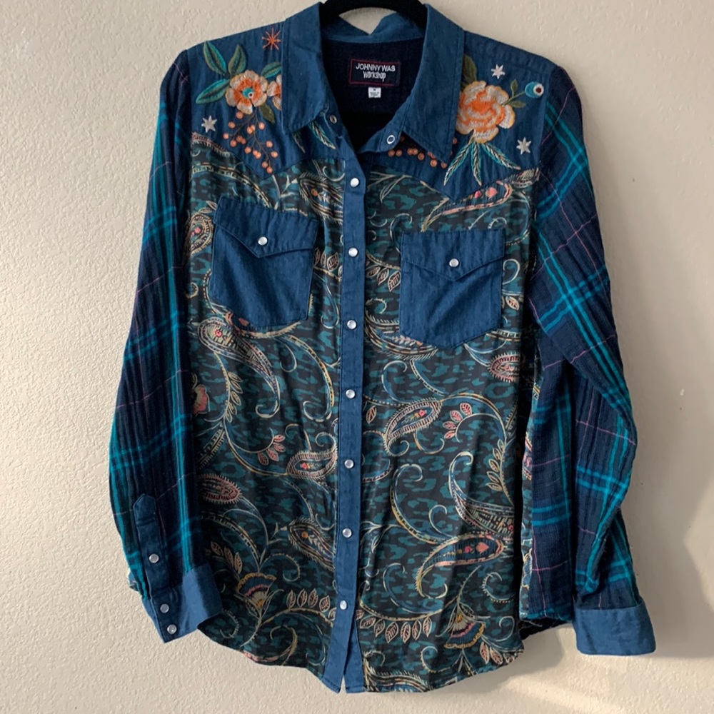 Johnny Was brand new embroidered blouse with a variey if sil and cotton fabric